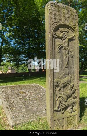 'Geschlechter Friedhof' ou dynastie Churchyard, pierre tombale montrant Peter Swyn tué, Lunden, Dithmarschen, Schleswig-Holstein, Allemagne, Europe Banque D'Images