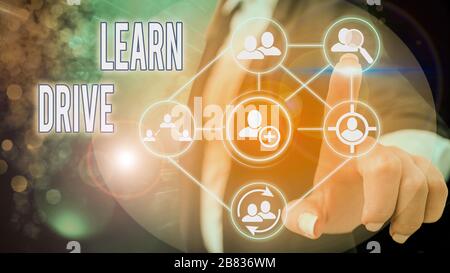 Main conceptuel écrit, indiquant en savoir conduire. Signification du concept d'acquérir des connaissances ou des compétences dans la conduite d'un véhicule à moteur Banque D'Images
