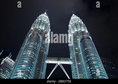 Kuala Lumpur, Malaisie - 28 novembre 2019 : extérieur des tours jumelles Petronas avec éclairage de nuit, vue perspective Banque D'Images