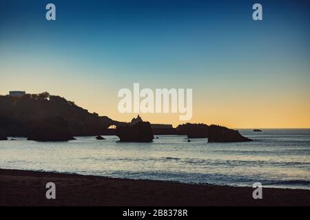 Vue au coucher du soleil sur l'océan et Rocher de la Vierge (le Rocher de la Vierge Marie) de la Grande Plage à Biarritz, France Pays basque. Banque D'Images