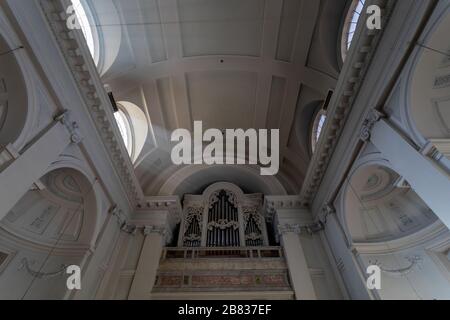 Subiaco, Italie - 23 février 2020: L'organe de l'église de Santa Scolastica, à l'intérieur du monastère bénédictin. Banque D'Images