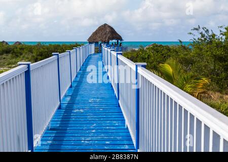 En regardant un passage en bois surélevé vers Playa Pilar, l'une des plus belles plages de Cuba. Banque D'Images