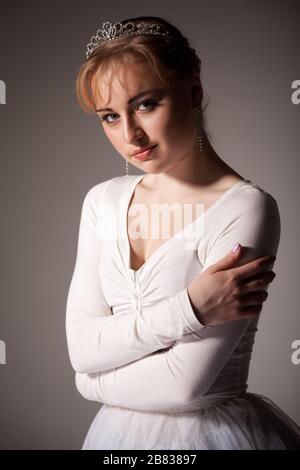 Portrait de la jeune femme blonde ballerina en tutu blanc et top noir sur fond blanc. Ballet, grâce, beauté, concept d'art Banque D'Images