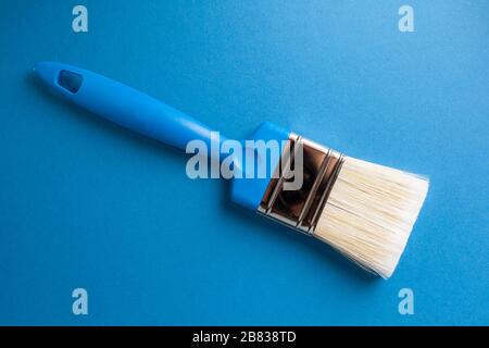 Formes avec un stylo bleu sur un fond bleu. Banque D'Images
