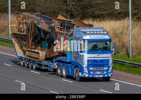 Richard Pickering Haulage camions de livraison, camion, transport, camion, transporteur de fret, véhicule Volvo FH, transport commercial européen, industrie, M6 à Manchester, Royaume-Uni Banque D'Images