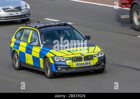 Tac ops, Lancashire division des opérations tactiques. La police britannique le trafic de véhicules, transports, voitures BMW, moderne, vers le nord sur la voie 3 de l'autoroute M6. Banque D'Images