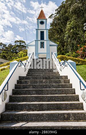 Escalier menant à l'entrée d'une petite église de Cabecudas Beach. Itajai, Santa Catarina, Brésil. Banque D'Images