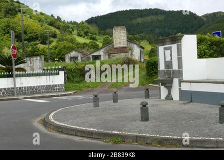 Le village de Sete Cidades est situé dans une caldeira sur l'île de São Miguel, dans l'archipel des Açores Banque D'Images