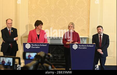 Le premier ministre Arlene Foster (au centre à gauche) et la première ministre adjointe Michelle O'Neill (au centre à droite), ainsi que le ministre de la Santé Robin Swann (à droite) et le ministre de l'éducation Peter Weir (à gauche), font le point sur les médias de Stormont pour aujourd'hui Covid 19. Il vient comme il a été annoncé que l'Irlande du Nord a subi son premier coronavirus mort ce matin. Le patient était un homme âgé qui avait des problèmes de santé sous-jacents et qui était traité dans un hôpital du Grand Belfast. Banque D'Images