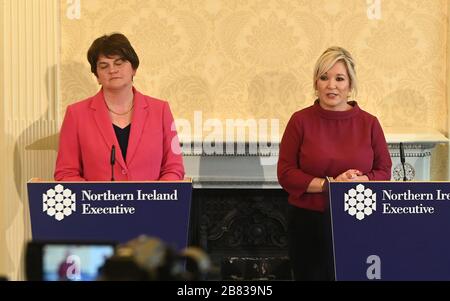 Le premier ministre Arlene Foster (à gauche) et la première ministre adjointe Michelle O'Neill (à droite) font le point sur Todays Covid 19 aux médias de Stormont. Il vient comme il a été annoncé que l'Irlande du Nord a subi son premier coronavirus mort ce matin. Le patient était un homme âgé qui avait des problèmes de santé sous-jacents et qui était traité dans un hôpital du Grand Belfast. Banque D'Images