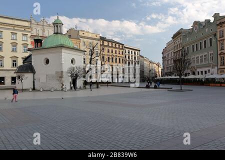 Cracovie / Pologne - 19 mars 2020: Place du marché principal presque vide pour empêcher les spaches de coronavirus, église Saint-Marys, point d'accès sec dans la ville populaire Banque D'Images