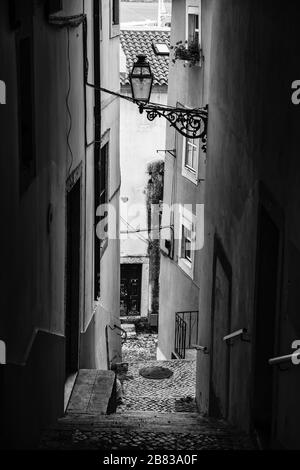 Old alley Lisbonne, détail d'une rue dans un vieux quartier de Lisbonne, ville de Tours Banque D'Images