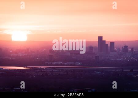 Manchester, Royaume-Uni. 19 mars 2020. ROYAUME-UNI. Météo. Tout semble paisible comme les couchers de soleil sur la ville en avant de l'équinoxe de printemps. Crédit : Andy Barton/Alay Live News Banque D'Images