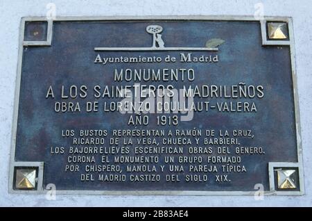 MONUMENTO A LOS SAINETEROS Y CHISPEROS MADRILEÑOS - 1913 - DET DE LA PLACA EXPLICATIVA EN EL PEDESTA. AUTEUR: COULLOUT VALERA LORENZO. Emplacement : EXTÉRIEUR. MADRID. ESPAGNE. Banque D'Images