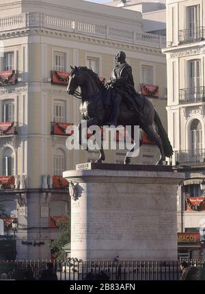 ESTATUA ECUESTRE DE CARLOS III - S XVIII - INSTALADA EN 1995. AUTEUR: JUAN PASCUAL DE MENA. Emplacement : SUN GATE. ESPAGNE. Banque D'Images