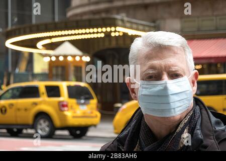 Un homme âgé ayant des problèmes de santé et de sécurité porte un masque protecteur à Midtown Manhattan, New York City, États-Unis Banque D'Images