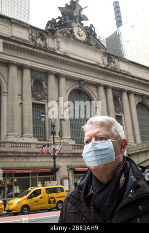 Un homme âgé ayant des problèmes de santé et de sécurité porte un masque protecteur à Midtown Manhattan, New York City, États-Unis Banque D'Images