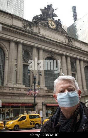 Un homme âgé ayant des problèmes de santé et de sécurité porte un masque protecteur à Midtown Manhattan, New York City, États-Unis Banque D'Images