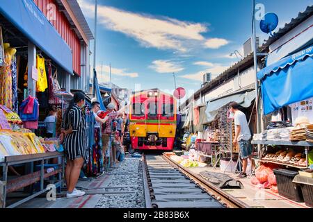 Train passant par le marché ferroviaire de Maeklong - marché ferroviaire de Maeklong, situé dans la province de Samut Songkhram en Thaïlande Banque D'Images
