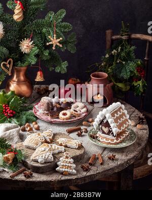 Pain d'épices et autres biscuits de Noël sur une table rustique Banque D'Images