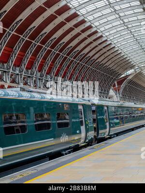 GWR (Great Western Railway) train à la gare de Paddington, terminus de chemin de fer et complexe de métro de Londres sur Praed St à Paddington, Londres Banque D'Images