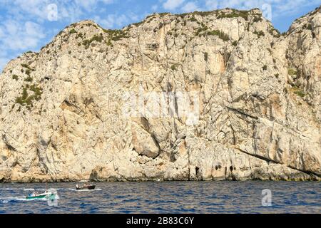 ÎLE DE CAPRI, ITALIE - AOÛT 2019: Hautes falaises sur la côte de l'île de Capri. Banque D'Images