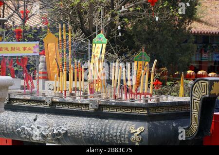 Encens brûlants au Palais du Bouddha de Jade. Le Palais de Mahavira, Anshan, province de Liaoning, Chine, Asie. Banque D'Images