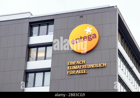 Mur d'un immeuble de bureaux avec le logo Entega et un texte intitulé "Climate friendly simplement pour tous". Darmstadt, Allemagne. Banque D'Images