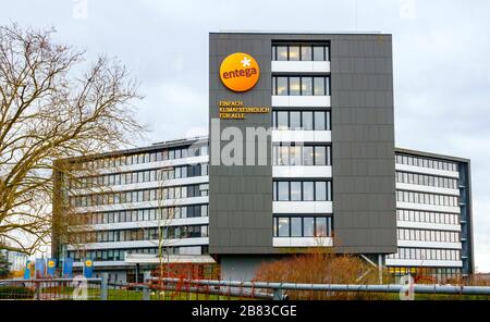 Bâtiment de bureau avec le logo Entega et un texte de lecture «climat amical simplement pour tous». Entega AG est un fournisseur allemand d'énergie basé à Darmstadt. Banque D'Images