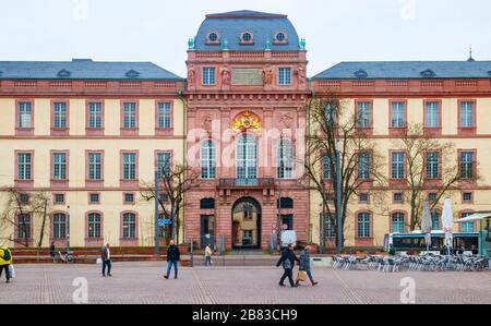 Place du marché et Palais résidentiel, partie du centre-ville de Darmstadt, en hiver. Hesse, Allemagne. Banque D'Images