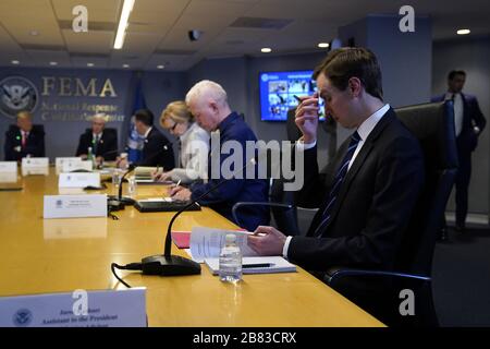 Washington DC, États-Unis. 19 mars 2020. Le conseiller de la Maison Blanche Jared Kushner assiste à une téléconférence avec les gouverneurs au siège de l'Agence fédérale de gestion des urgences, le jeudi 19 mars 2020, à Washington. De gauche à droite, le président Donald Trump, le vice-président Mike Pence, le secrétaire par intérim de la sécurité intérieure Chad Wolf, le coordonnateur de la réponse aux coronavirus de la Maison Blanche, Mme Deborah Birx et le SMA. Brett Giroir, secrétaire adjoint à la santé et Kushner. Pool photo par Evan Vucci/UPI crédit: UPI/Alay Live News Banque D'Images