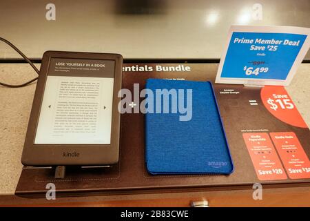 Seattle, WA/USA-9/15/19: Un appareil Amazon Kindle Paperwhite en vente dans un magasin Amazon Book Store. Banque D'Images
