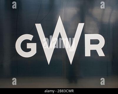 Logo GWR (Great Western Railway) sur le train de la gare de Paddington, terminus de chemin de fer et complexe de métro de Londres sur Praed St à Paddington, Londres Banque D'Images