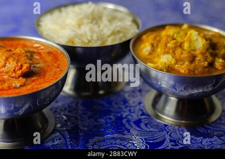 Poulet doux Korma et poulet Tikka Masala avec riz Basmati, cuisine indienne Banque D'Images