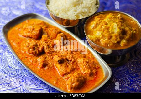 Poulet doux Korma et poulet Tikka Masala avec riz Basmati, cuisine indienne Banque D'Images