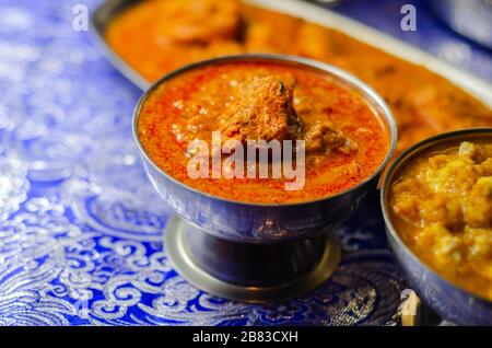 Poulet doux Korma et poulet Tikka Masala avec riz Basmati, cuisine indienne Banque D'Images