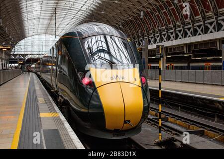 Train Great Western Railway (GWR) à la gare de Paddington, terminus de chemin de fer et complexe de métro londonien sur Praed St à Paddington, Londres Banque D'Images