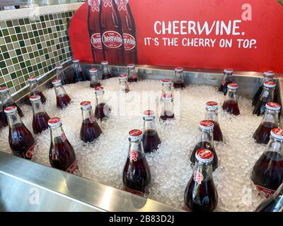 Orlando, FL/USA-12/10/19: Une corbeille de boisson glacée à base de Cheerwine dans un restaurant PDQ à Orlando, en Floride. Le Cheerwine est une boisson non alcoolisée aromatisée à la cerise Banque D'Images