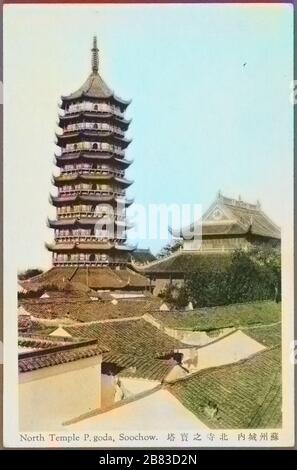 Carte postale gravée de la Pagode du Temple du Nord, également connue sous le nom de Pagode Beisi, située au Temple Bao'en à Suzhou (Soochow), province du Jiangsu, Chine, 1905. De la bibliothèque publique de New York. Remarque : l'image a été colorisée numériquement à l'aide d'un processus moderne. Les couleurs peuvent ne pas être précises sur une période donnée. () Banque D'Images