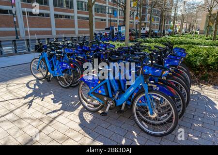 Cambridge ma USA - 3/16/2020 - Blue Bikes à Cambridge, Massachusetts Banque D'Images