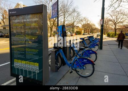 Cambridge ma USA - 3/16/2020 - Blue Bikes à Cambridge, Massachusetts Banque D'Images