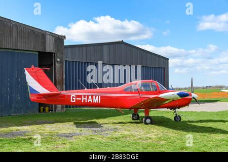 BLANC WALTHAM, ANGLETERRE - MARS 2019: Fuji FA-200-160 Aero Subaru stationné à l'extérieur d'un hangar à White Waltham Airfield. Banque D'Images