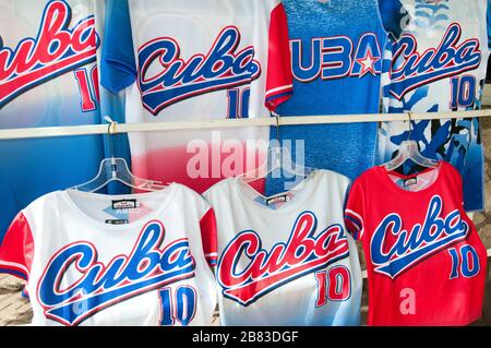 T-shirts souvenirs en vente sur le marché, Playa Pesquero, Guardalavaca, Holguin, Cuba Banque D'Images