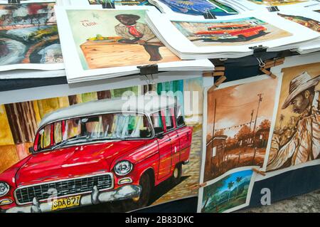 Peintures en vente sur le marché, Playa Pesquero, Guardalavaca, Holguin, Cuba Banque D'Images