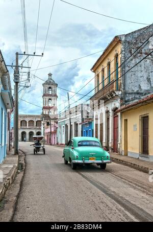 Ancienne voiture et église parroquiale Iglesia Mayor (Major Parochial), Remedios, Santa Clara, Cuba Banque D'Images