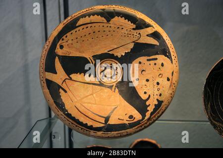 Plaque de poisson de la tombe 11 à Agropoli, près de Paestum (C. 350 AV. J.-C.). Poterie rouge grenier. Période hellénistique. Musée de Paestum, Campanie, Italie. Banque D'Images