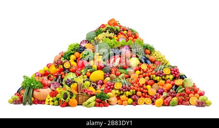 Fruits et légumes frais de la pyramide isolés sur fond blanc. Assortiment de plats sains. Banque D'Images