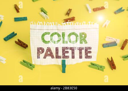 Palette de couleurs de texte d'écriture de texte. Photo d'entreprise présentant une gamme complète de couleurs pouvant être affichées sur un écran de l'appareil, les papiers clothspin colorés emp Banque D'Images