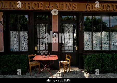 Bouteille de vin et verres sur la table à l’extérieur du restaurant de l’Auberge Ravoux, où Vincent van Gogh a passé ses derniers mois et où il est décédé. Auvers-sur-Oise. Ile-de-France. France Banque D'Images