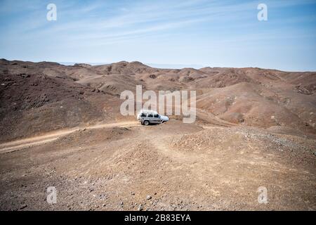 Afrique, Djibouti, Lac Abbe. Sur le chemin menant au lac Abbe, une voiture à quatre roues motrices est stationnée Banque D'Images